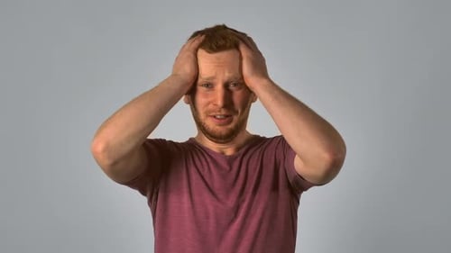 Hombre pelirrojo muestra sentirse mal en la decisión