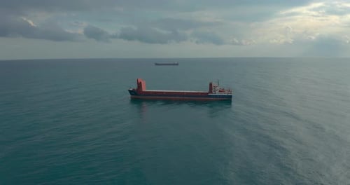 Auf See schwimmendes Frachtschiff. Luftaufnahme.