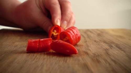 The Cook schneidet scharfen Chili-Pfeffer
