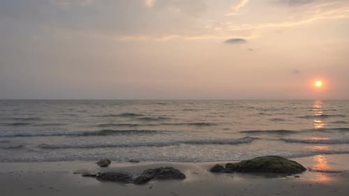 Wunderschöner Sonnenuntergang am tropischen Strand und Meer