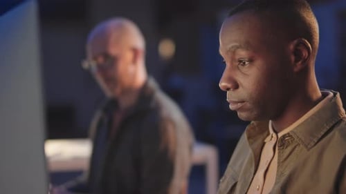 Programmeurs travaillant au bureau la nuit