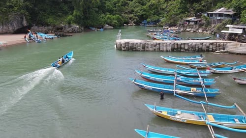 Luftaufnahme traditioneller Boote am Lagunenstrand in Indonesien