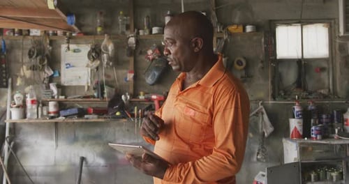 Nachdenklicher afrikanischer Mann bei der Arbeit