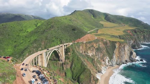 Filmvideo aus der Luft des berühmten Wahrzeichens — Die atemberaubende Brücke an der Pazifikküste
