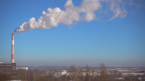 Rauch aus dem Schornstein der Fabrik und Blue Sky, Kraftwerk.