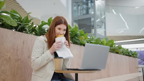 Büroangestellter macht Mittagspause und schaut sich Video auf dem Laptop an