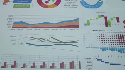 Geschäftsgrafiken im Büro eines modernen Unternehmens