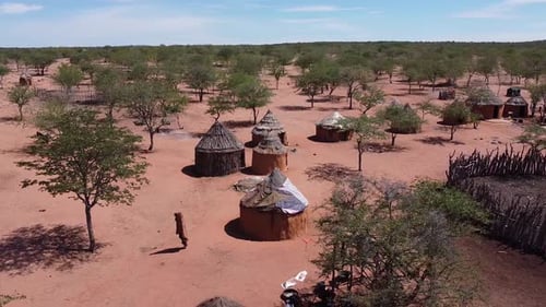 Vue aérienne d'un vieux village africain indigène de la tribu Himba, Namibie