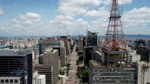 Vista de cima para baixo da Avenida Paulista no centro de São Paulo, Brasil