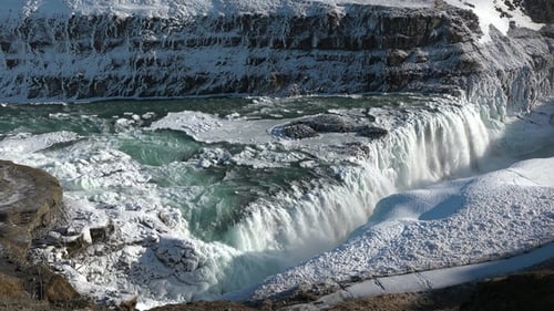 Island. Majestätischer Wasserfall in Island im Winter von Schnee und Eis bedeckt. Kaskade eines Wasserfalls.