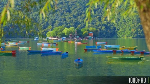 Île du temple Tal Barahi sur le lac Phewa avec des chaloupes colorées sur l'eau, Pokhara, Népal