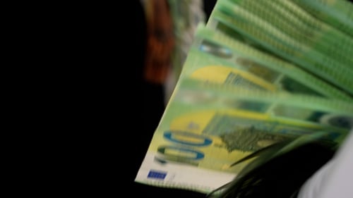 Counting Euro Banknotes with Money Counter Machine