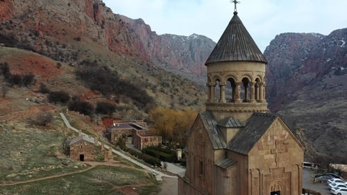 Un monastère médiéval en pierre dans les montagnes. Vue aérienne de l'ancienne église en Arménie. Drone qui vole.