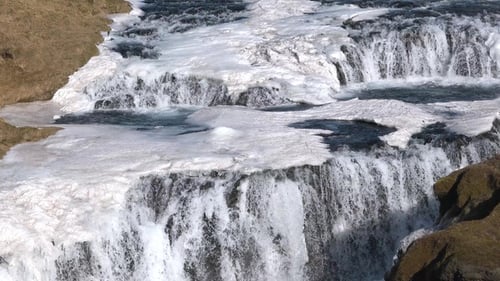 Paysage islandais, cascade gelée en hiver, lieu hivernal magique d'eau et de glace. La nature.