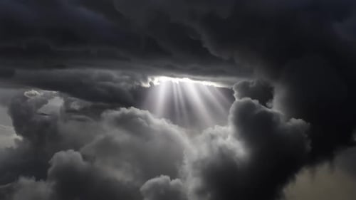 Voando através de nuvens escuras de tempestade