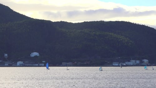 Voilier dans l'océan. Paysage marin avec yacht à voiles en pleine mer. Style de vie de luxe dans le yachting. Calmez-vous et détendez-vous.