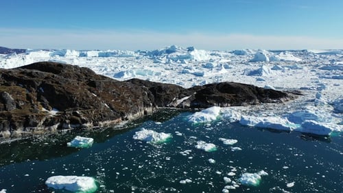 Luftpanorama der Polarisland-Winterlandschaft. Gefrorener Ozean, Gletscher, Eisberge an sonnigen Tagen
.
