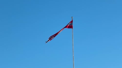 Die norwegische Flagge weht über dem Wasser