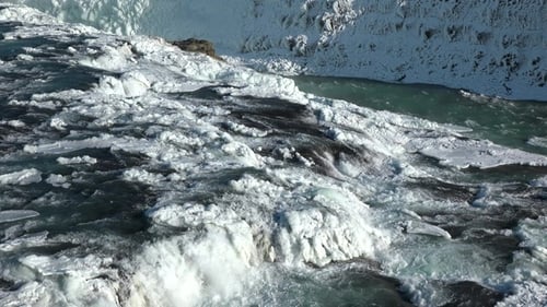 Island. Majestätischer Wasserfall in Island im Winter von Schnee und Eis bedeckt. Kaskade eines Wasserfalls.