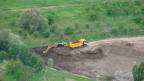 8K-Bagger füllt den Erdbewegungswagen