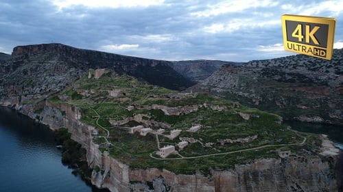 Des maisons abandonnées au-dessus du deuxième plus grand canyon du monde vues du ciel