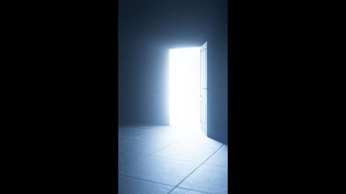 La porte s'ouvre, une lumière brillante apparaît dans une pièce sombre