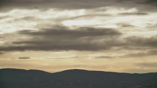 Nuvens empoeiradas de 8K em uma tempestade de poeira no céu