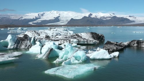 Globale Erwärmung und Klimawandel. Schmelzender Gletscher in Island. Eisberge schmelzen an der türkisfarbenen Meeresbucht
.