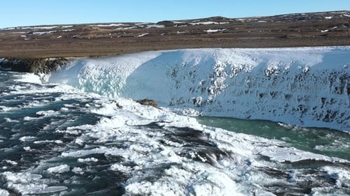 Naturaleza. Invierno. Cascada congelada en invierno, un mágico lugar invernal de nieve y hielo. Islandia.