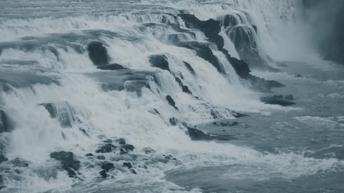 Wunderschöner Wasserfall. Der Goldene Ring von Island. Ein malerischer Wasserfall in Island. Eiskaltes Wasser.
