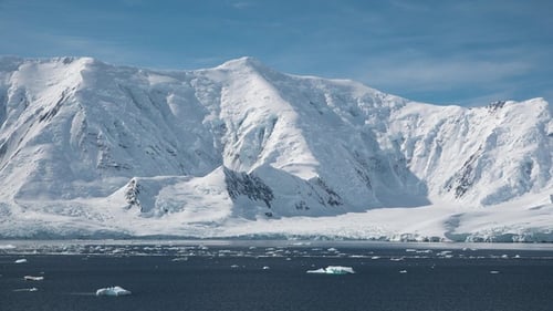 Antarktische Landschaft mit schneebedeckten Bergen, Gletschern und Eisbergen. Eisige Küsten in der Antarktis.