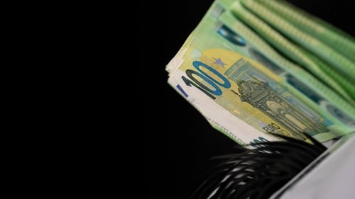 Counting Euro Currency with a Money Counter Machine