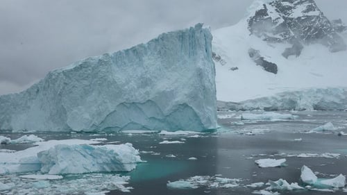 La beauté époustouflante de l'Antarctique. Des glaciers, des icebergs et d'imposantes montagnes enneigées.