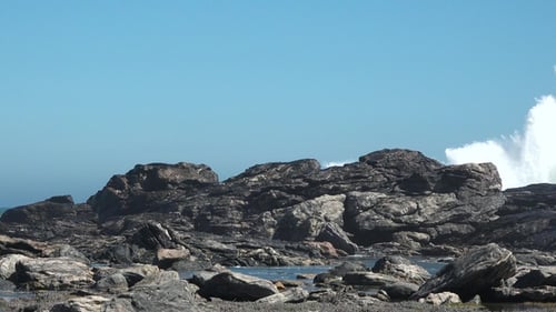 Mächtige Wellen des Atlantischen Ozeans. Wellen und Felsen des Atlantischen Ozeans. Wunderschöne Meereslandschaft
.