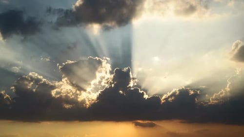 Nuages mystiques spectaculaires au coucher de soleil 8K