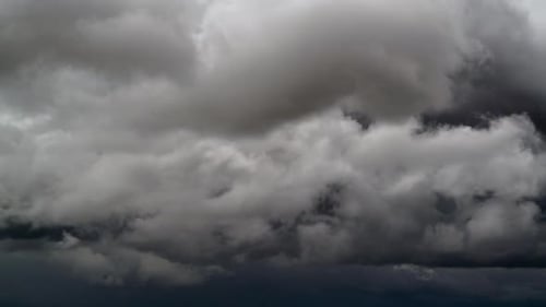 Nuages blancs mixtes de 8 K dans des nuages d'orage sombres