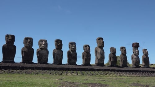Statues Moai sur l'île de Pâques. Les grandes figures de pierre se dressent sur le ciel bleu.