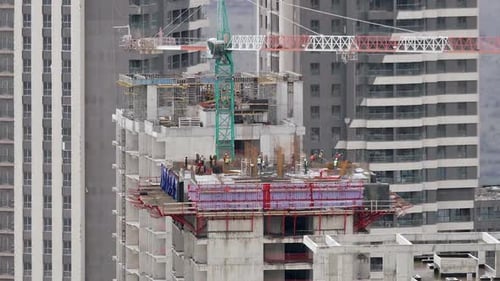 8K trabalhadores trabalhando na construção civil