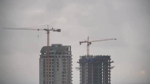 8K Construction Workers In Rainy Weather