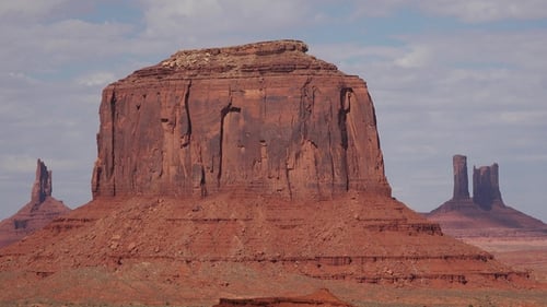 Atemberaubende Felsformationen erheben sich dramatisch aus der trockenen Wüstenlandschaft des Monument Valley.