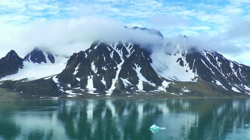 Wunderschöne Bergkette. Winterlandschaft. Kaltes Meer. Epische Panorama-Natur. Der Klimawandel.