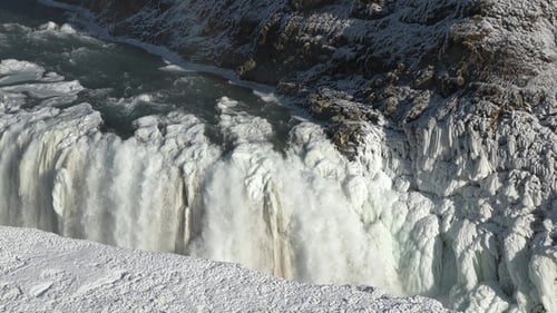 Island. Majestätischer Wasserfall in Island im Winter von Schnee und Eis bedeckt. Kaskade eines Wasserfalls.