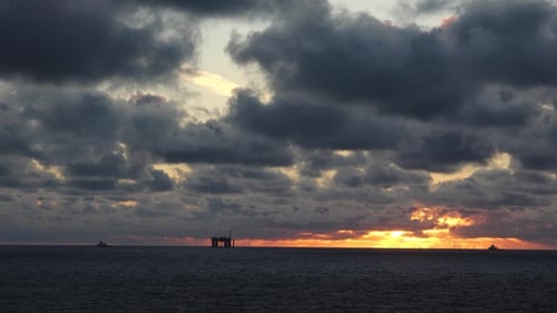 Timelapse d'un coucher de soleil Théâtral jaune orangé. Mouvement des nuages. Paysage nuageux coloré. Ciel au lever du soleil.