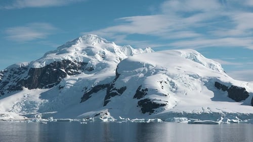 Antarktische Landschaft mit schneebedeckten Bergen, Gletschern und Eisbergen. Eisige Küsten in der Antarktis.
