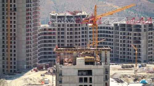 8K arbeitet auf einer großen Baustelle