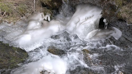 Isländische Landschaft, gefrorener Wasserfall im Winter, ein magischer Winterort aus Wasser und Eis. Natur.