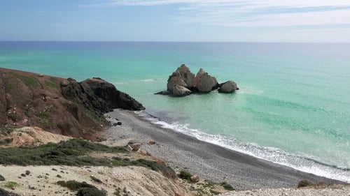 Malerischer Strand, wunderschöne Felsen, Wellen und türkisfarbenes Wasser. Tropische Natur. Sommerferien.