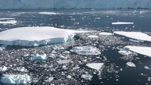 Antarktis. Eine atemberaubende Landschaft zeigt eisige Berge, die vom Sonnenlicht geküsst werden, mit schwimmenden Eisbergen
.