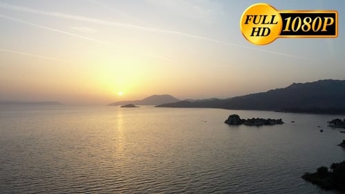 Wunderschöner Sonnenuntergang über dem See