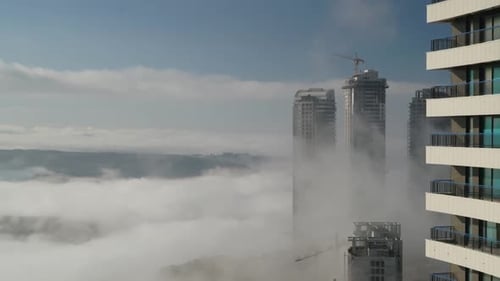 8K-Wolkenkratzerkonstruktion über den Wolken